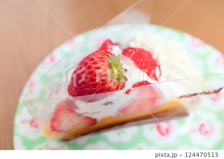 春の彩り 苺たっぷりショートケーキ 124470513