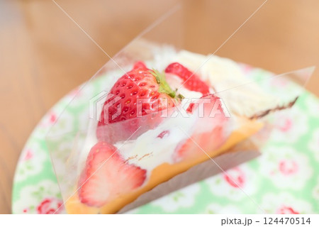 春の彩り 苺たっぷりショートケーキ 124470514