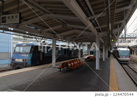 長野駅を通過するEH200形電気機関車（長野県長野市） 124470544