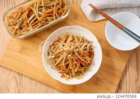 家庭料理の定番「きんぴらごぼう」｜和風の常備菜 124470569