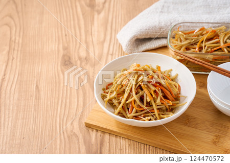 家庭料理の定番「きんぴらごぼう」|和風の常備菜 家庭料理の定番「きんぴらごぼう」|和風の常備菜 124470572