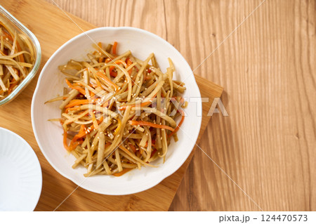 家庭料理の定番「きんぴらごぼう」｜和風の常備菜 124470573