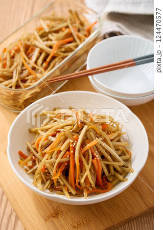 家庭料理の定番「きんぴらごぼう」|和風の常備菜 家庭料理の定番「きんぴらごぼう」|和風の常備菜 124470577