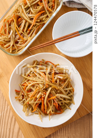 家庭料理の定番「きんぴらごぼう」|和風の常備菜 家庭料理の定番「きんぴらごぼう」|和風の常備菜 124470578