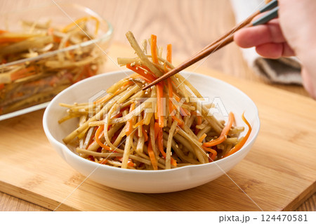 家庭料理の定番「きんぴらごぼう」｜和風の常備菜 124470581