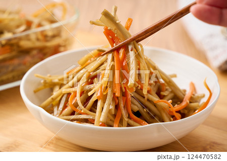 家庭料理の定番「きんぴらごぼう」|和風の常備菜 家庭料理の定番「きんぴらごぼう」|和風の常備菜 124470582