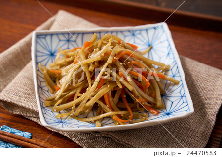 家庭料理の定番「きんぴらごぼう」｜和風の常備菜 124470583