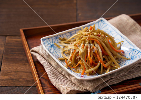 家庭料理の定番「きんぴらごぼう」|和風の常備菜 家庭料理の定番「きんぴらごぼう」|和風の常備菜 124470587