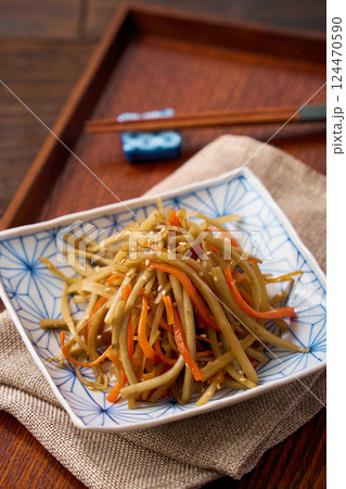 家庭料理の定番「きんぴらごぼう」｜和風の常備菜 124470590