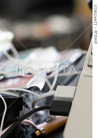 ごちゃついたノートPC周り ごちゃついたノートPC周り 124470613