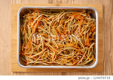 バットに入ったきんぴらごぼう｜作り置きおかず 124470719