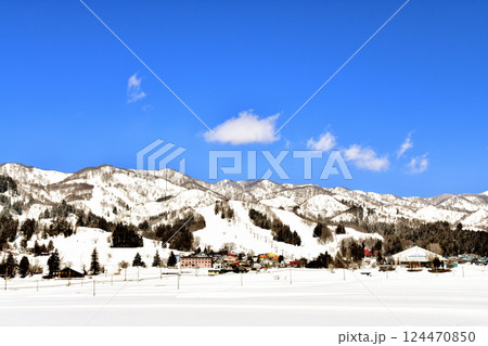 戸狩温泉スキー場方面を望む(長野県飯山市)【2025.3】 124470850