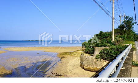 沖縄県の干潮時の海岸 124470921