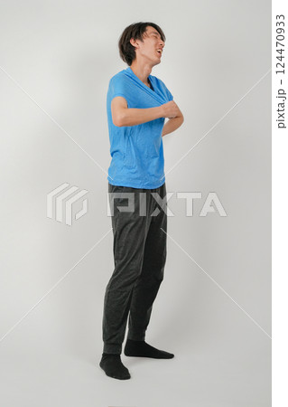 暑くてシャツをパタパタさせている男性 暑くてシャツをパタパタさせている男性 124470933