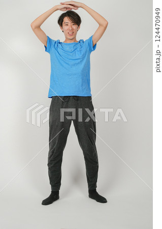 腕で丸印を作っている男性の姿 124470949