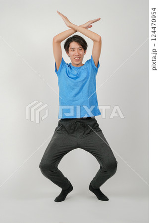 腕でバツ印を作っている男性の姿 124470954
