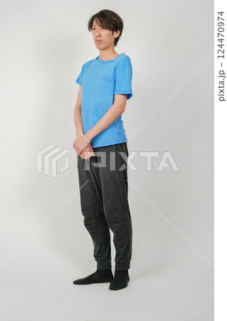姿勢正しく立っている男性の姿 124470974