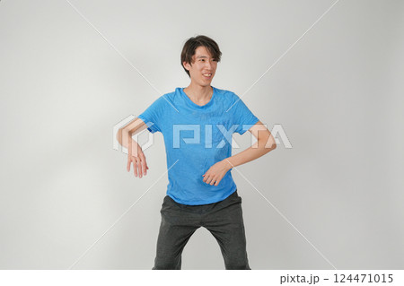 中途半端な体勢をしている男性の姿 中途半端な体勢をしている男性の姿 124471015