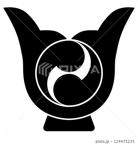 家紋です。鍬形に二つ巴と言います。 124471235