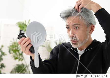 鏡を見るシニア男性 124471241