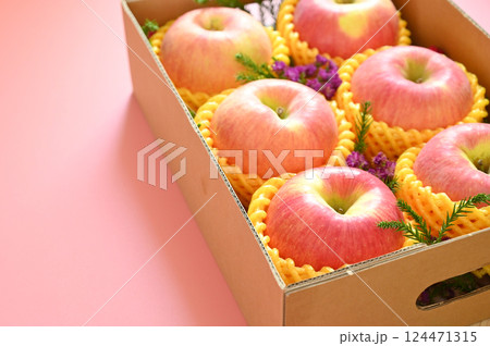 beautiful apple in the box on pink backgrond, healthy fruit 124471315