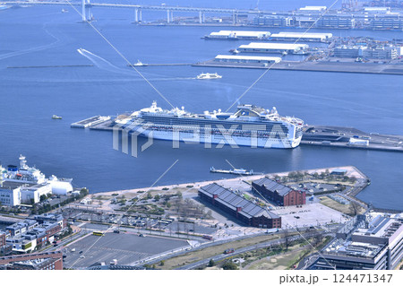 日本の横浜都市景観2台あかいくつやダイヤモンド・プリンセスなどを望む。（オイローパ2が初入港） 124471347