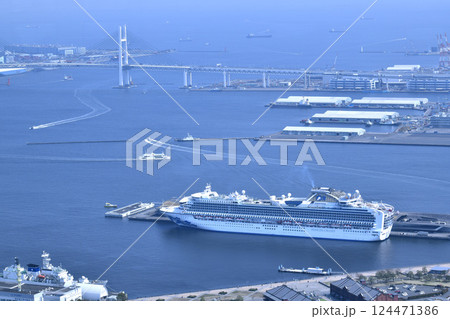 日本の横浜都市景観 ダイヤモンド・プリンセスやマリーン・ルージュなどを望む。（オイローパ2が初入港） 124471386