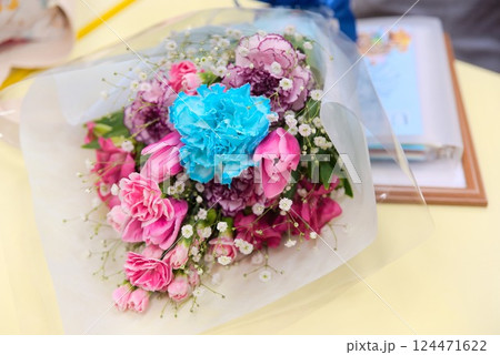 卒業式に恩師に贈る感謝の花束 卒業式に恩師に贈る感謝の花束 124471622