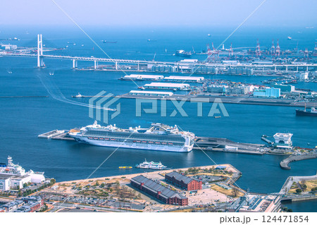 日本の横浜都市景観 大さん橋のダイヤモンド・プリンセスなどを望む。（オイローパ2が初入港） 124471854