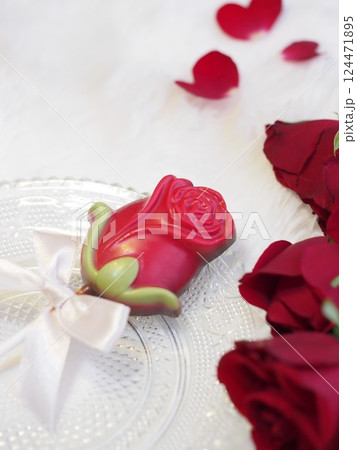 赤いバラの花束とチョコレート 124471895