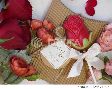 赤いバラの花束とチョコレートのプレゼントボックス 124471897
