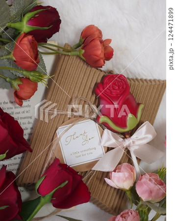 赤いバラの花束とチョコレートのプレゼントボックス 124471899