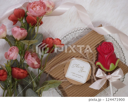 赤いバラの花束とチョコレートのプレゼントボックス 赤いバラの花束とチョコレートのプレゼントボックス 124471900