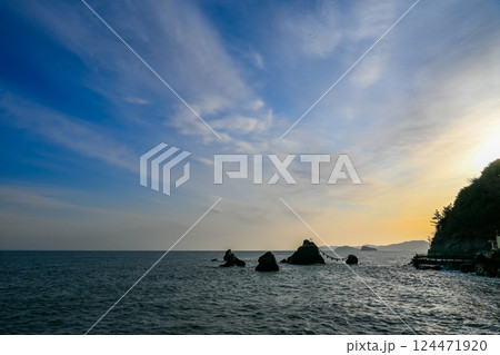 夫婦岩と自然風景 三重県伊勢市 124471920