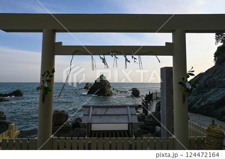 鳥居から見える夫婦岩 三重県伊勢市 124472164