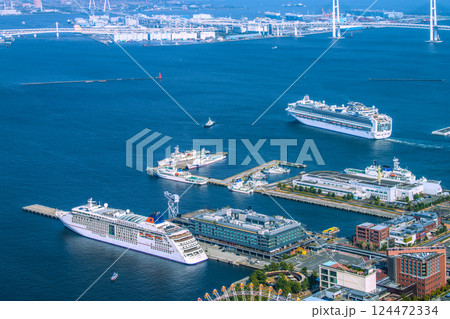 日本の横浜都市景観 出港するダイヤモンド・プリンセスなどを望む。手前にオイローパ2が初入港・停泊中 124472334