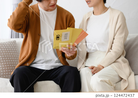督促状を見て困る男女 124472437