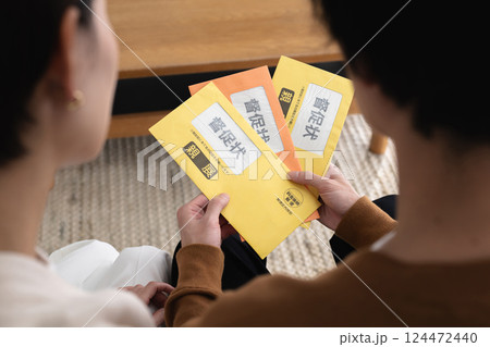 督促状を見て困る男女 124472440