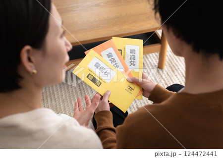 督促状を見て困る男女 督促状を見て困る男女 124472441