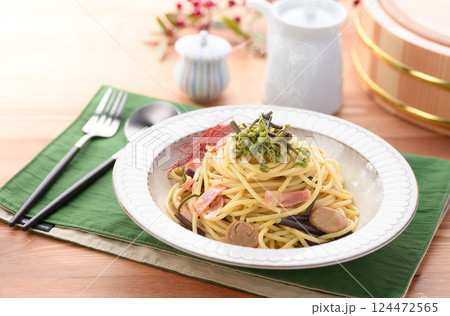 春の味覚 わらびの和風パスタ 124472565