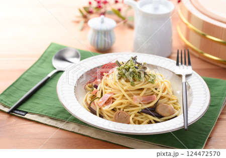 春の味覚 わらびの和風パスタ 春の味覚 わらびの和風パスタ 124472570