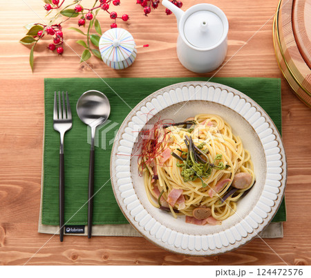 春の味覚 わらびの和風パスタ 124472576