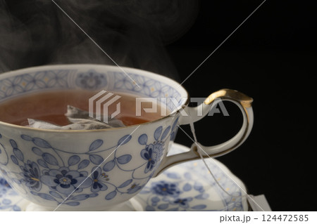 ティーバッグでカップに紅茶を入れる 124472585