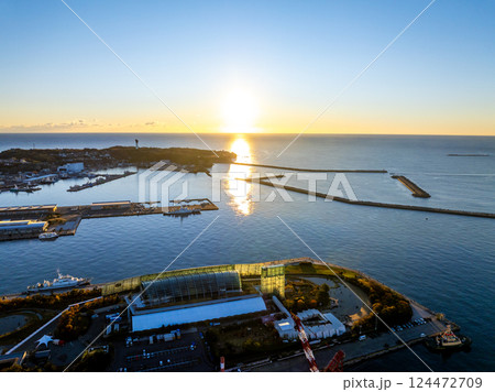 夜明けの小名浜港（福島県いわき市） 124472709