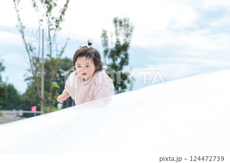 【巨大な遊具ではいはいする乳幼児】 124472739