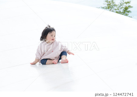 【巨大な遊具でお座りする乳幼児】 【巨大な遊具でお座りする乳幼児】 124472741