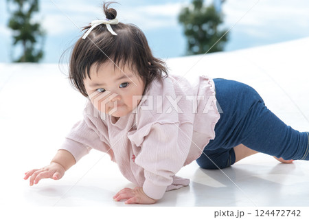 【巨大な遊具ではいはいする乳幼児】 124472742