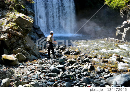 丹沢の早戸川で釣りをする男性アングラー 丹沢の早戸川で釣りをする男性アングラー 124472946