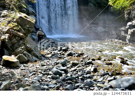 丹沢の早戸川で釣りをする男性 124473631