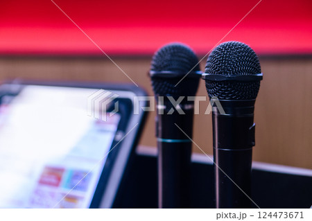 カラオケボックス　マイク 124473671